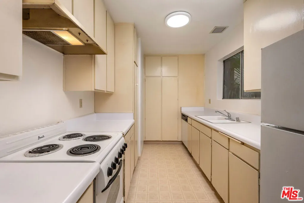 8400 De Longpre Avenue 104, West Hollywood, California 90069 home-pic-11